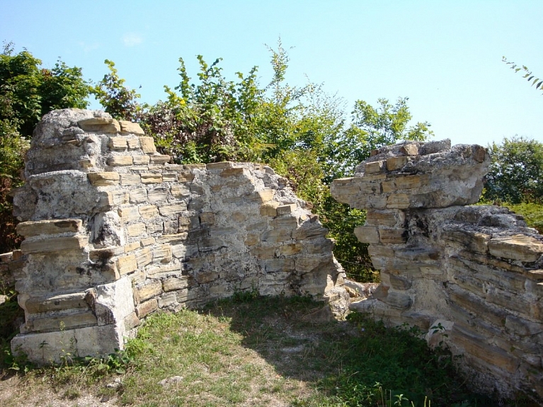 Руины крепости в Лоо
